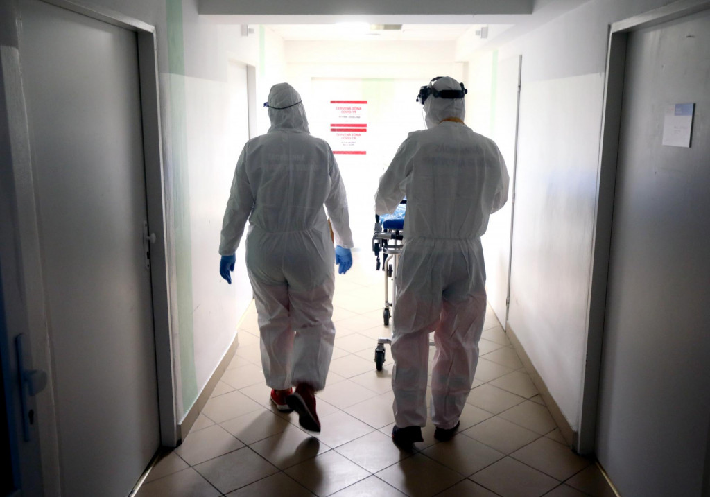 Zdravotnícky personál oblečený v špeciálnom ochrannom odeve. FOTO: HN/Pavol Funtál