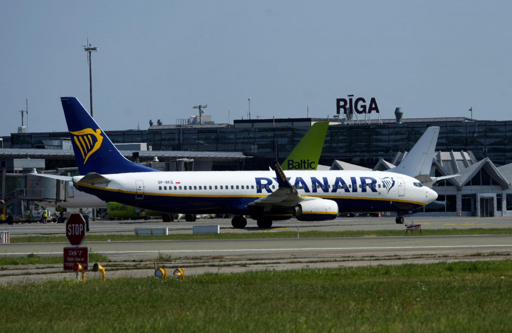 Lietadlo Boeing 737-8AS spoločnosti Ryanair na medzinárodnom letisku v Rige. FOTO: Reuters