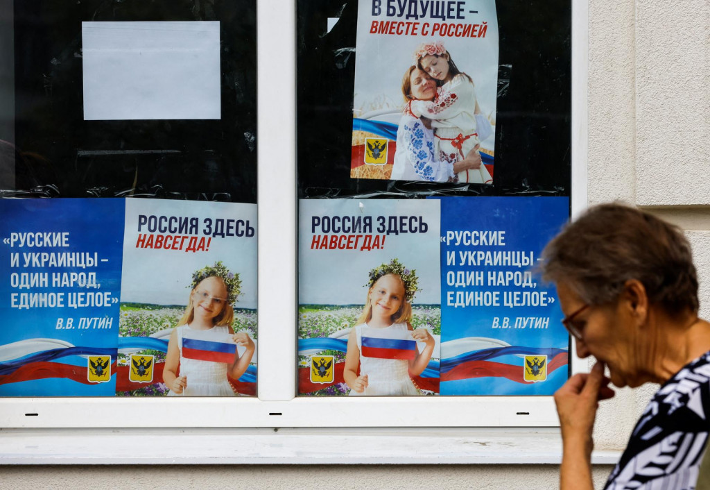 Plagáty propagujúce Rusko vystavené na verejnom úrade v okupovanom meste Cherson na Ukrajine 25. júla 2022. FOTO: REUTERS