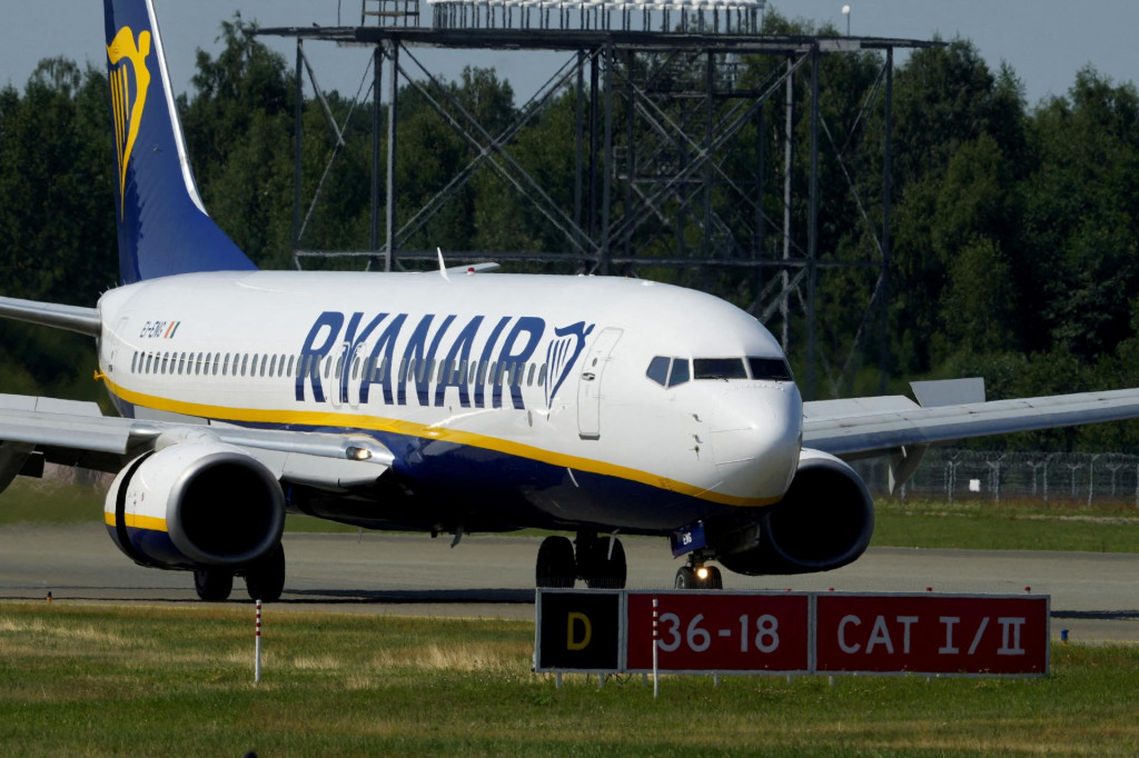 Lietadlo Boeing 737-8AS spoločnosti Ryanair pristáva na medzinárodnom letisku v Rige. FOTO: Reuters