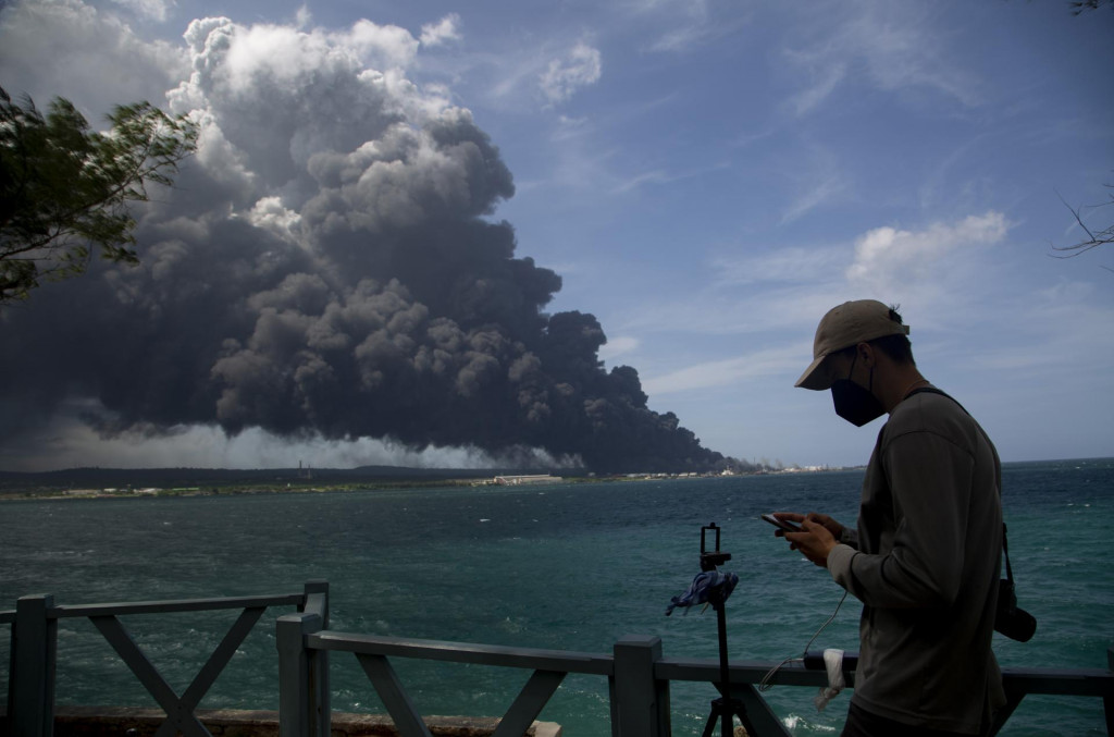 V dialke požiar skladiska paliva v provincii Matanzas na Kube. FOTO: TASR/AP

