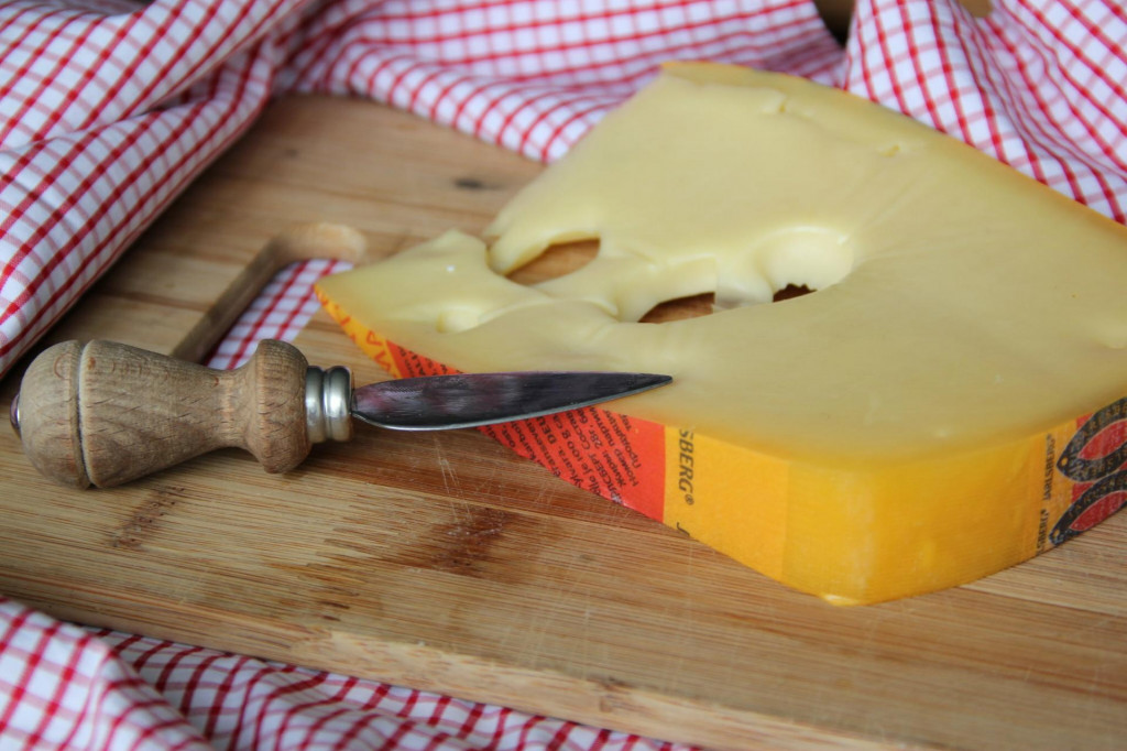 Jarlsberg je jemný syr s veľkými, pravidelnými okami pochádzajúcimi z Jarlsbergu v Nórsku.