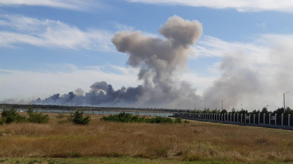Dym po výbuchoch smerom k ruskej vojenskej leteckej základni pri Novofedorivke, Krym 9. augusta 2022. FOTO: REUTERS