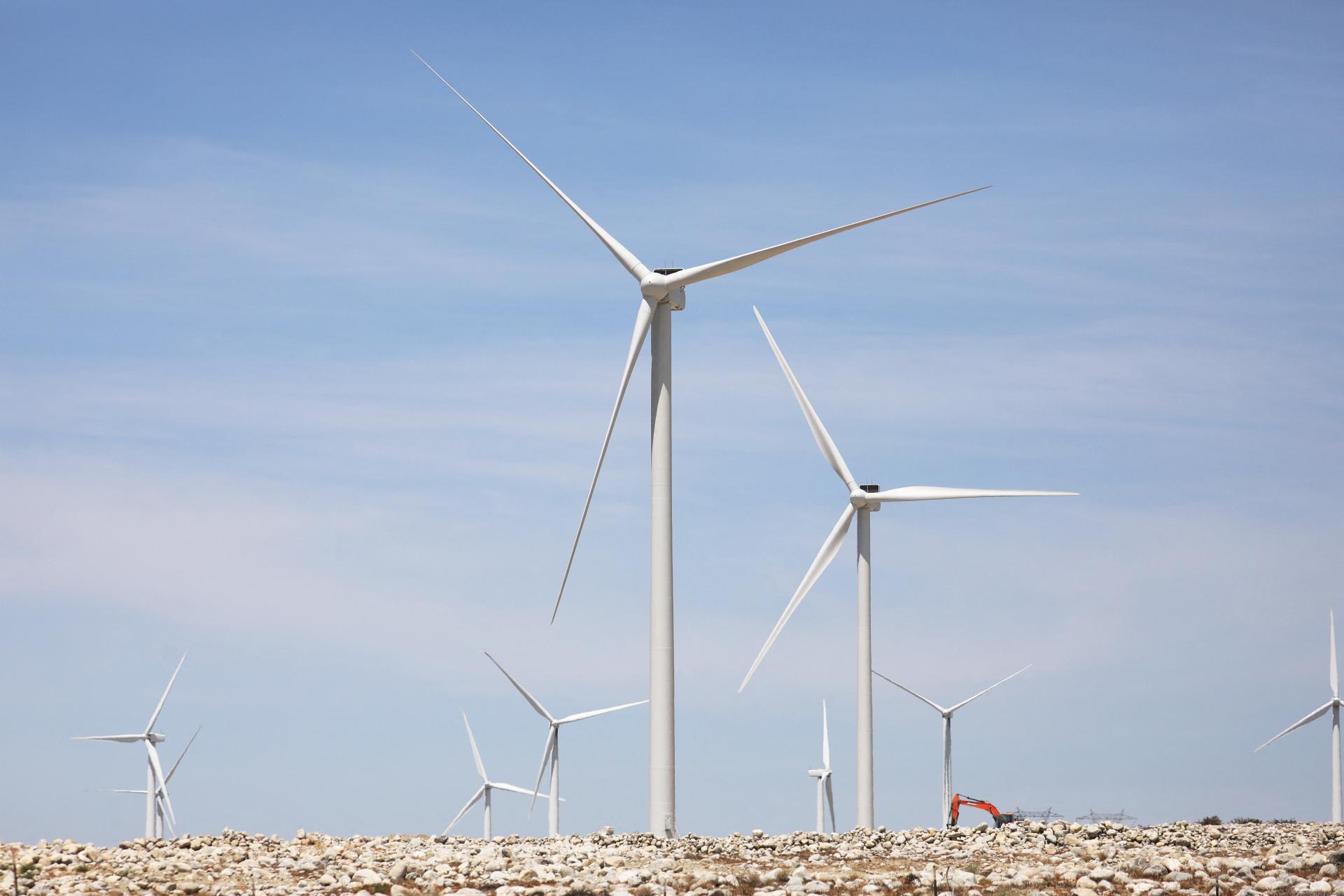 Vysoké náklady stlačili výrobcu veterných turbín Vestas do straty, konkurencia rastie