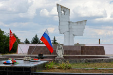 &lt;p&gt;Ruská a sovietska vlajka na pamätníku druhej svetovej vojny v dedine blízko okupovaného ukrajinského mesta Cherson. FOTO: Reuters&lt;/p&gt;