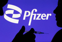 Fotka vakcinácie a loga firmy Pfizer. FOTO: REUTERS