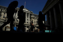 Chodci kráčajú okolo Bank of England, Londýn, Británia, 8. augusta 2022. FOTO: REUTERS