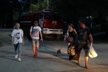 &lt;p&gt;Ľudia sú evakuovaní po výbuchoch na ruskej vojenskej leteckej základni v Novofedorivke na Kryme 9. augusta 2022. FOTO: REUTERS &lt;/p&gt;