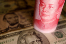 

Bankovky amerického dolára a čínskeho juanu. FOTO: Reuters