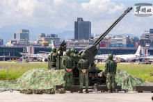 &lt;p&gt;Vojaci taiwanských vzdušných síl ovládajú 35 mm protilietadlové delo počas vojenského cvičenia na letisku Taipei Songshan na Taiwane, 8. augusta 2022. FOTO: REUTERS&lt;/p&gt;