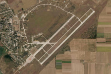 &lt;p&gt;Na satelitnej snímke ruská letecká základňa na Krymskom polostrove pred sériou výbuchov. FOTO: TASR/AP&lt;/p&gt;