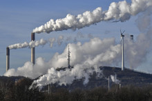Uhoľná elektráreň a veterná turbína v Gelsenkirchene. FOTO: TASR/AP
