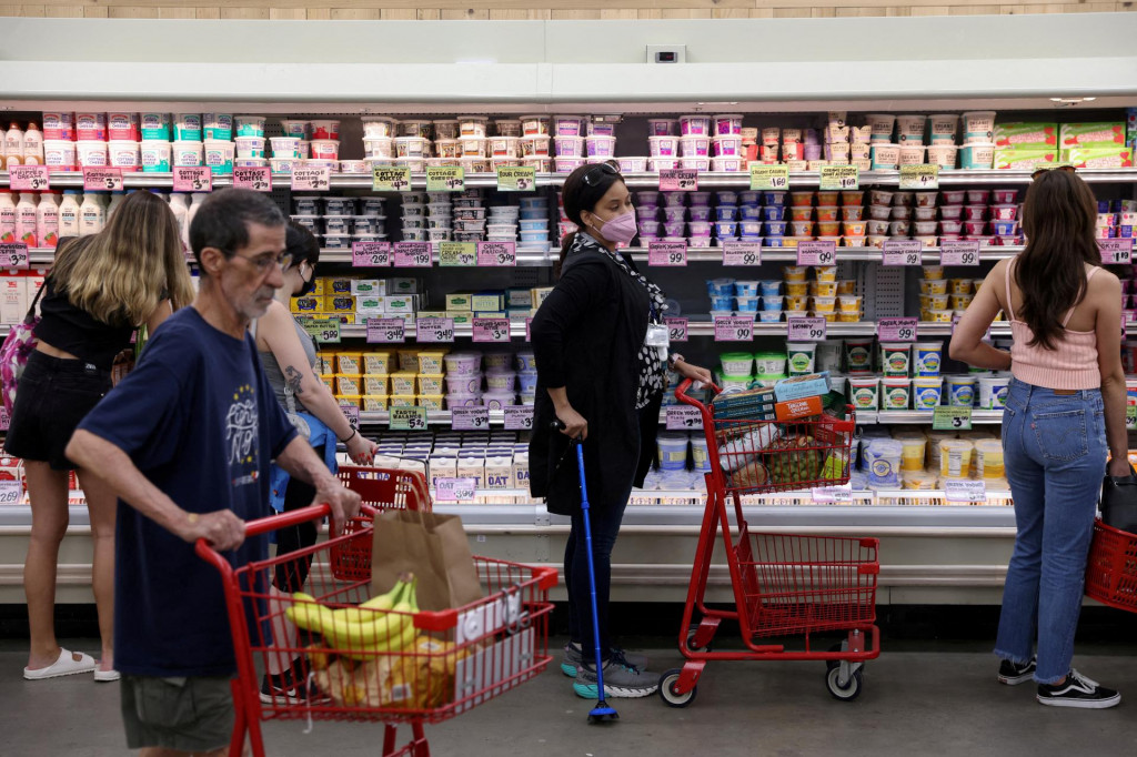 Ľudia nakupujú v supermarkete v Manhattane. FOTO: Reuters