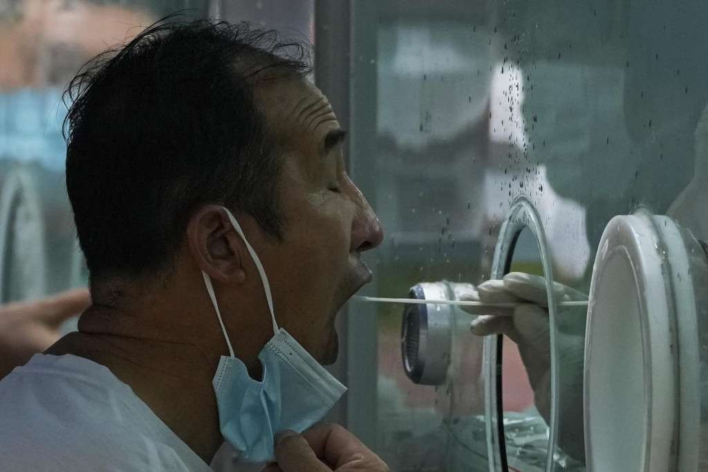 Muž počas testovania na ochorenie Covid-19