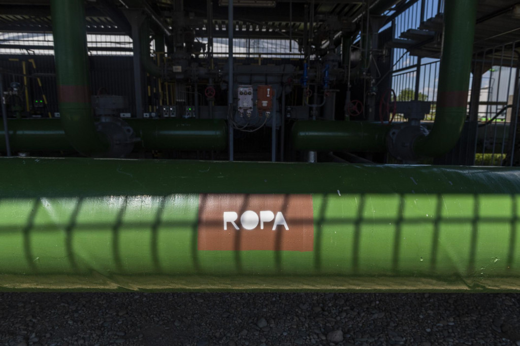 Vy&uacute;stenie ropovodu Družba v rafin&eacute;rii Slovnaft. FOTO: TASR/J. Nov&aacute;k