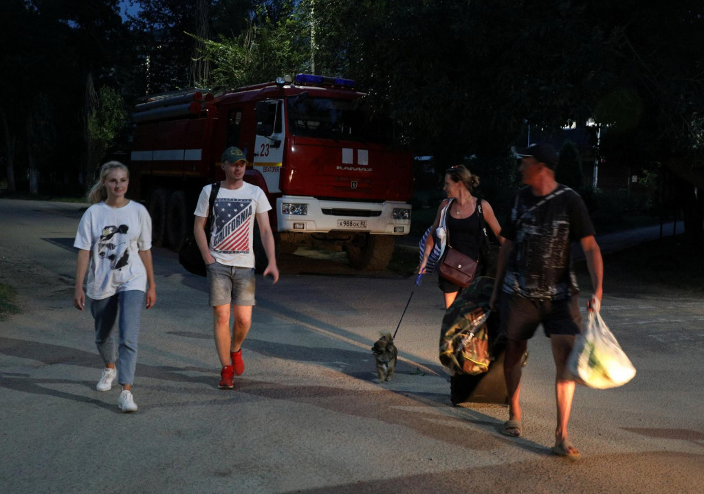 Ľudia s&uacute; evakuovan&iacute; po v&yacute;buchoch na ruskej vojenskej leteckej z&aacute;kladni v Novofedorivke na Kryme 9. augusta 2022. FOTO: REUTERS