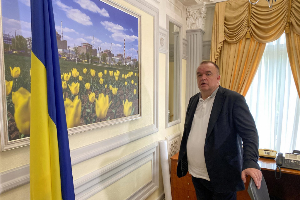 Petro Kotin, &scaron;&eacute;f ukrajinskej &scaron;t&aacute;tnej jadrovej elektr&aacute;renskej spoločnosti Energoatom, stoj&iacute; pri obr&aacute;zku Z&aacute;porožskej jadrovej elektr&aacute;rne. FOTO: REUTERS