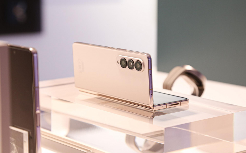 Samsung Galaxy Z Fold 4 prich&aacute;dza s vylep&scaron;en&yacute;m fotoapar&aacute;tom, e&scaron;te vy&scaron;&scaron;&iacute;m v&yacute;konom a telom odoln&yacute;m voči vode. FOTO: Alžbeta Harry Gavendov&aacute;/HN