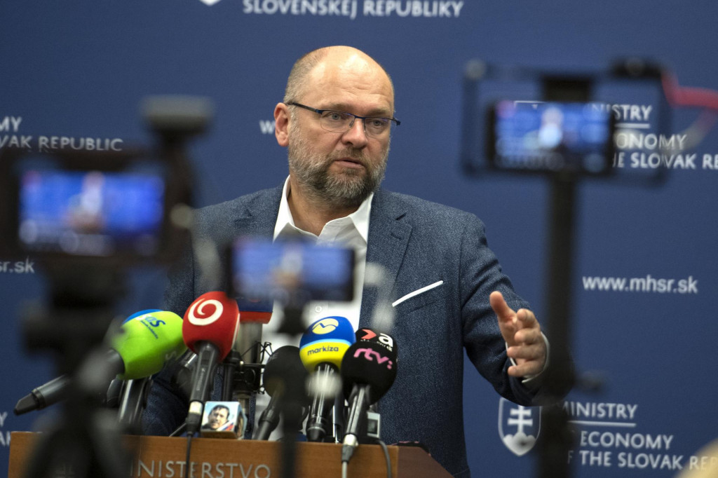 Minister hospod&aacute;rstva Richard Sul&iacute;k (SaS) počas tlačovej konferencie k preprave ropy ropovodom Družba a k aktu&aacute;lnej politickej situ&aacute;cii, v Bratislave v stredu 10. augusta 2022. FOTO: TASR/Pavel Neubauer