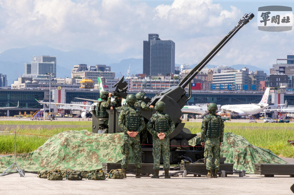 Vojaci taiwanských vzdušných síl ovládajú 35 mm protilietadlové delo počas vojenského cvičenia na letisku Taipei Songshan na Taiwane, 8. augusta 2022. FOTO: REUTERS