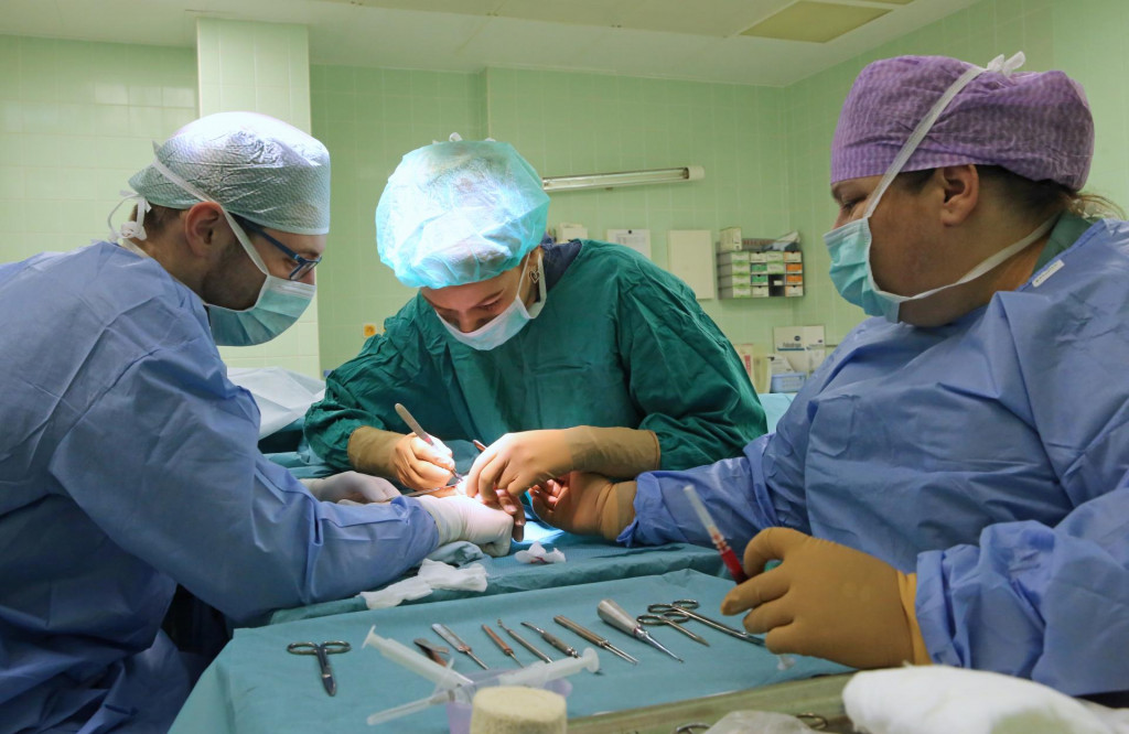 Univerzitná nemocnica Bratislava - Nemocnica Ružinov, operácia ruky, operačná sála, lekári, lekár, chirurgia