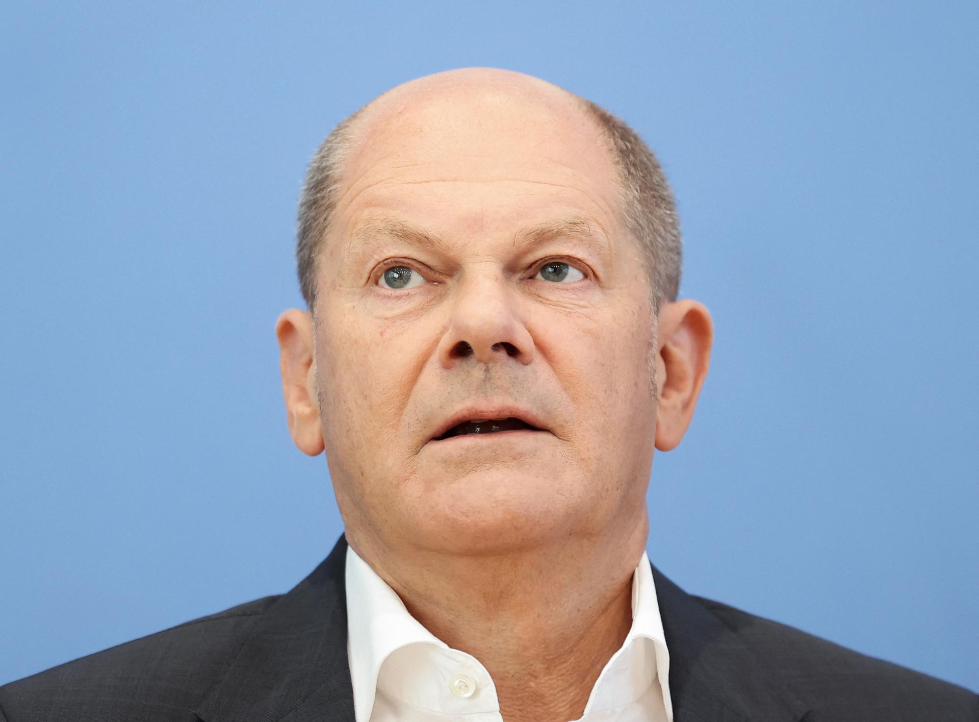 Merkelovej strana CDU vyzvala Scholza, aby vysvetlil svoju účasť na daňovom škandále