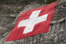 Ilustračná fotografia švajčiarskej vlajky. FOTO: REUTERS