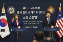 &lt;p&gt;Predsedníčka Snemovne reprezentantov USA Nancy Pelosiová a predseda juhokórejského parlamentu Kim Čin-pchjo počas tlačovej konferencie po spoločnom stretnutí 4. augusta 2022 v Soule. FOTO: TASR/AP&lt;/p&gt;