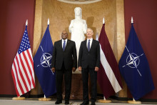 Americký minister obrany Lloyd Austin (vľavo) a lotyšský premiér Krišjanis Karinš počas stretnutia v Rige v stredu 10. augusta 2022. FOTO: TASR/AP