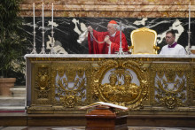 Dekan kardinálskeho zbor, taliansky kardinál Giovanni Battista Re celebruje pohrebnú omšu za zosnulého slovenského kardinála Jozefa Tomka v Bazilike sv. Petra vo Vatikáne. FOTO: TASR/AP

