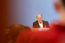 &lt;p&gt;Nemecký kancelár Olaf Scholz počas letnej tlačovej konferencie v Berlíne v Nemecku. FOTO: REUTERS &lt;/p&gt;