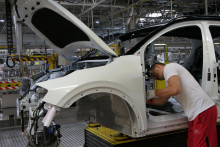 &lt;p&gt;Zamestnanci automobilky počas výroby vo výrobnom závode spoločnosti Kia Slovakia. FOTO: TASR/Erika Ďurčová&lt;/p&gt;