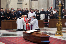 &lt;p&gt;Rozlúčenie s kardinálom Jozefom Tomkom, ktoré celebruje pápež František. FOTO: Reuters&lt;/p&gt;