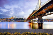 Jedno z početných kúziel tohto obrieho sídla robí fakt, že Istanbul je rozkročený medzi Európou a Áziou s tým, že kontinentálnu hranicu tvorí asi poldruha kilometra široká morská úžina Bospor. FOTO: Alpcem/Pixabay