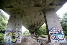 <p>Most pri banskobystrickej mestskej časti Šalková na hlavnej ceste prvej triedy je v dezolátnom stave. FOTO: HN/Pavol Funtál</p>