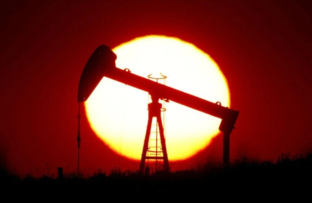 Slnko zapadá nad zariadením na ťažbu ropy. FOTO: Reuters