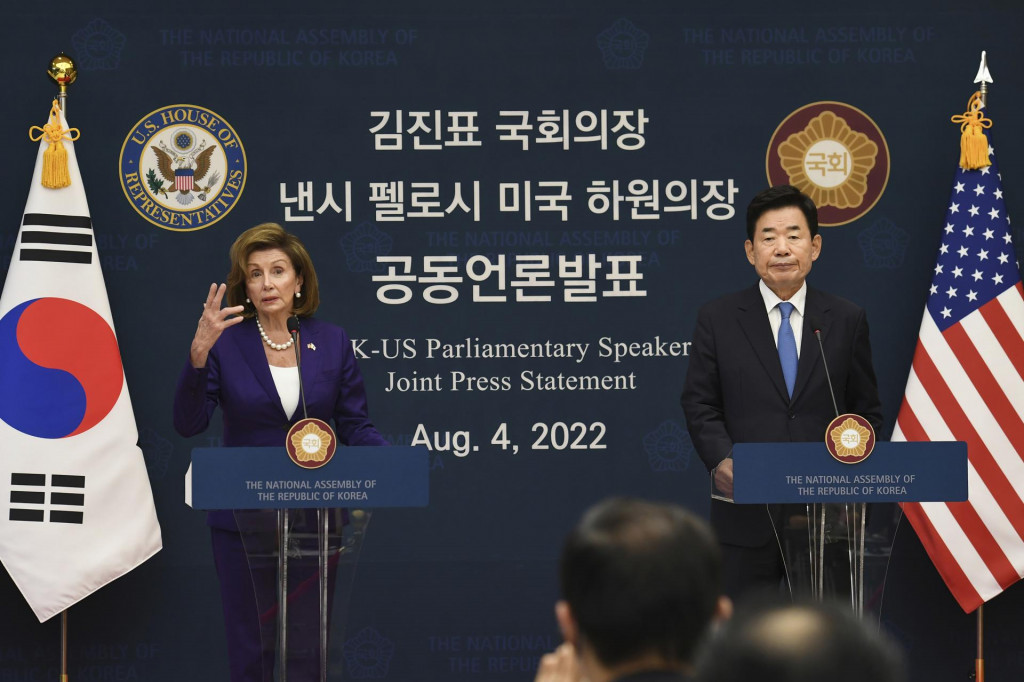 Predsedníčka Snemovne reprezentantov USA Nancy Pelosiová a predseda juhokórejského parlamentu Kim Čin-pchjo počas tlačovej konferencie po spoločnom stretnutí 4. augusta 2022 v Soule. FOTO: TASR/AP