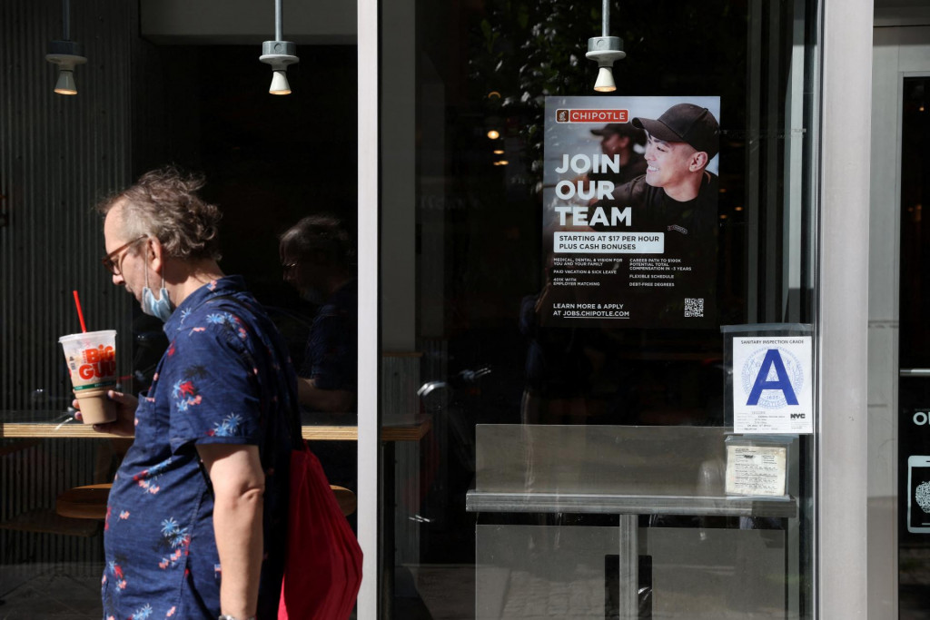 Ponuka práce v reštaurácii v čase, keď ministerstvo práce USA zverejnilo júlovú správu o zamestnanosti. FOTO: Reuters