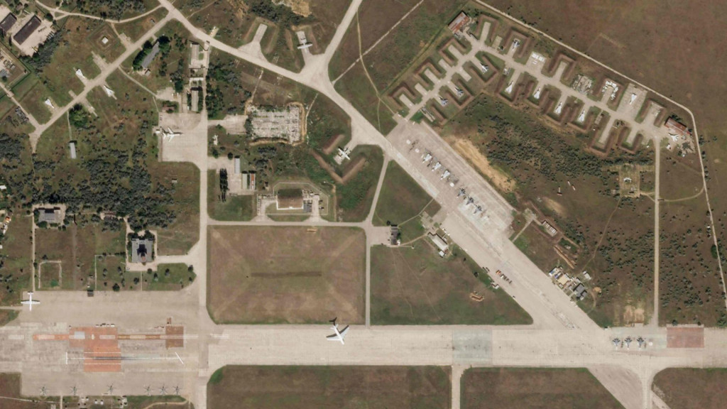 Na satelitnej snímke je ruská letecká základňa na Krymskom polostrove pred sériou výbuchov v utorok 9. augusta. FOTO: TASR/AP

