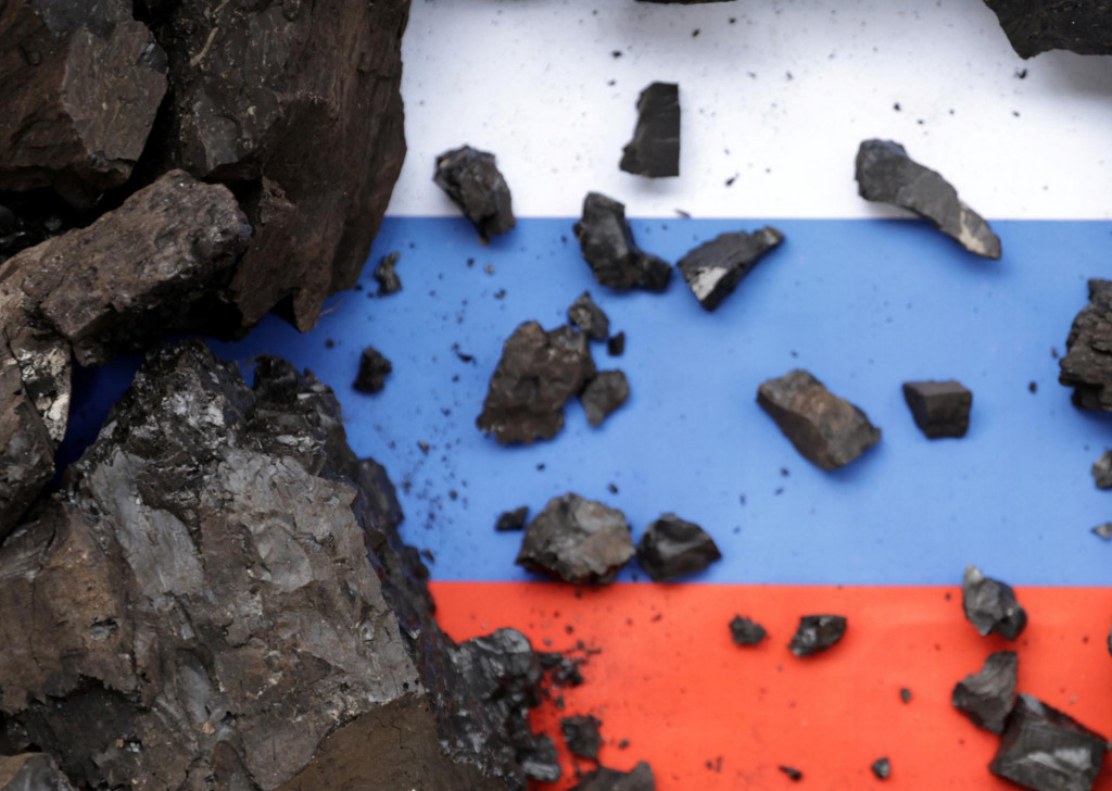 Uhlie, v pozadí ruská vlajka. FOTO: Reuters