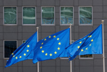 &lt;p&gt;Vlajky Európskej únie vlajú pred sídlom Európskej komisie v Bruseli, Belgicko 17. júna 2022. FOTO: REUTERS &lt;/p&gt;