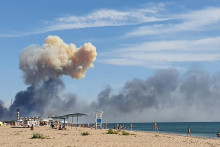 Dym stúpa po výbuchoch v ruskej leteckej základni na Kryme. FOTO: TASR/AP
