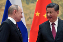 &lt;p&gt;Ruský prezident Vladimir Putin s čínskym prezidentom Si Ťin-pchingom v Pekingu, Čína, 4. februára 2022. FOTO: REUTERS&lt;/p&gt;