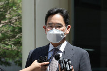 Podpredseda predstavenstva Samsung Electronics Jay Y. Lee odchádza zo súdu v Soule v Južnej Kórei. FOTO: Reuters