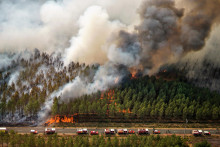 Na leteckej snímke hasiči hasia lesný požiar neďaleko obce Saint-Magne na juhozápade Francúzska, vo štvrtok 11. augusta 2022. FOTO: TASR/AP