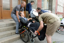 &lt;p&gt;Peňažné príspevky na kompenzáciu ťažkého zdravotného postihnutia sú fakultatívne dávky. FOTO: TASR/František Iván&lt;/p&gt;
