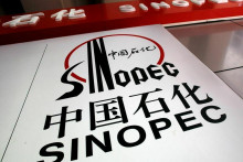 Logo čínskej ropnej spoločnosti Sinopec Corp, ktorá plánuje svoj odchod z akciového trhu v USA. FOTO: REUTERS