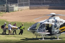 Britského spisovateľa Salmana Rushdiehoodvážajú na nosidlách do helikoptéry po tom, čo ho neznámy muž ho napadol počas piatkovej prednášky v americkom meste Chautauqua. FOTO: TASR/AP