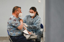 Proti ochoreniu covid-19 je na Slovensku plne zaočkovaných už dva a pol milióna ľudí. FOTO: TASR/K. Mayerová