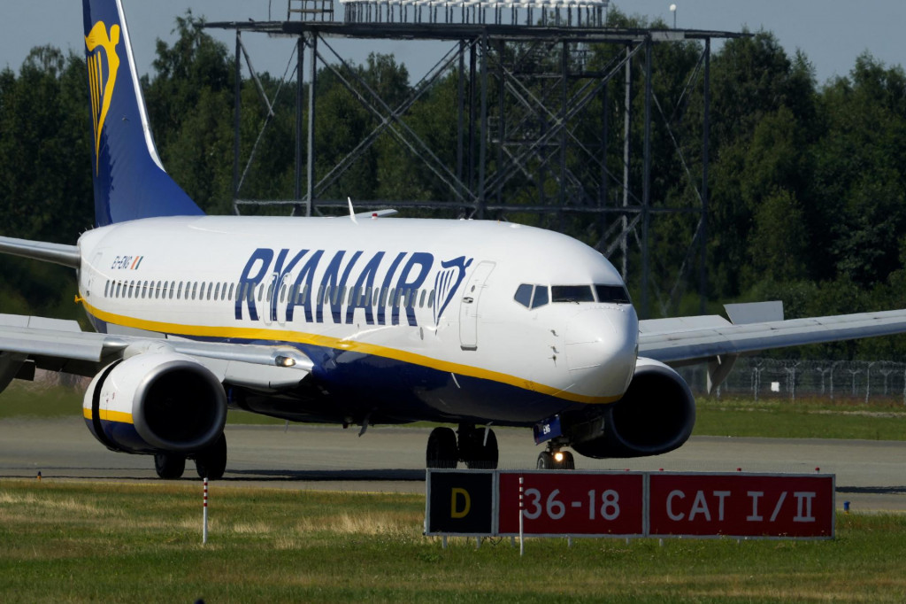 Lietadlo Boeing 737-8AS spoločnosti Ryanair pristáva na medzinárodnom letisku v Rige v Lotyšsku 21. júla 2022. FOTO: REUTERS